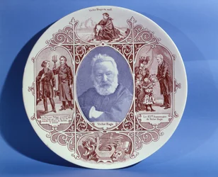 Gedenkplatte zum Leben von Victor Hugo, hergestellt in der Sarreguemines-Keramik, c.1884-85